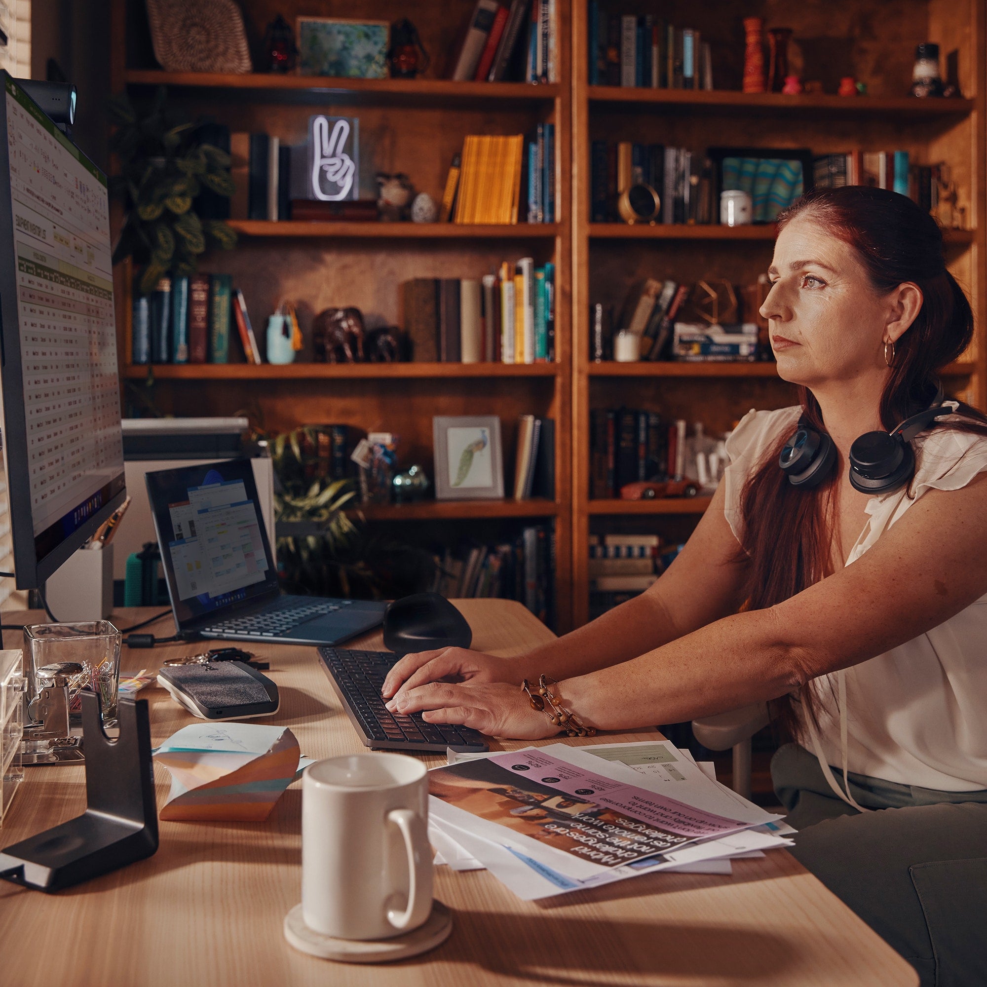 77Y90AA 0197029610027|197029610027 Hörlurar och Headsets Voyager Focus 2-M Microsoft Teams Certified with charge stand He