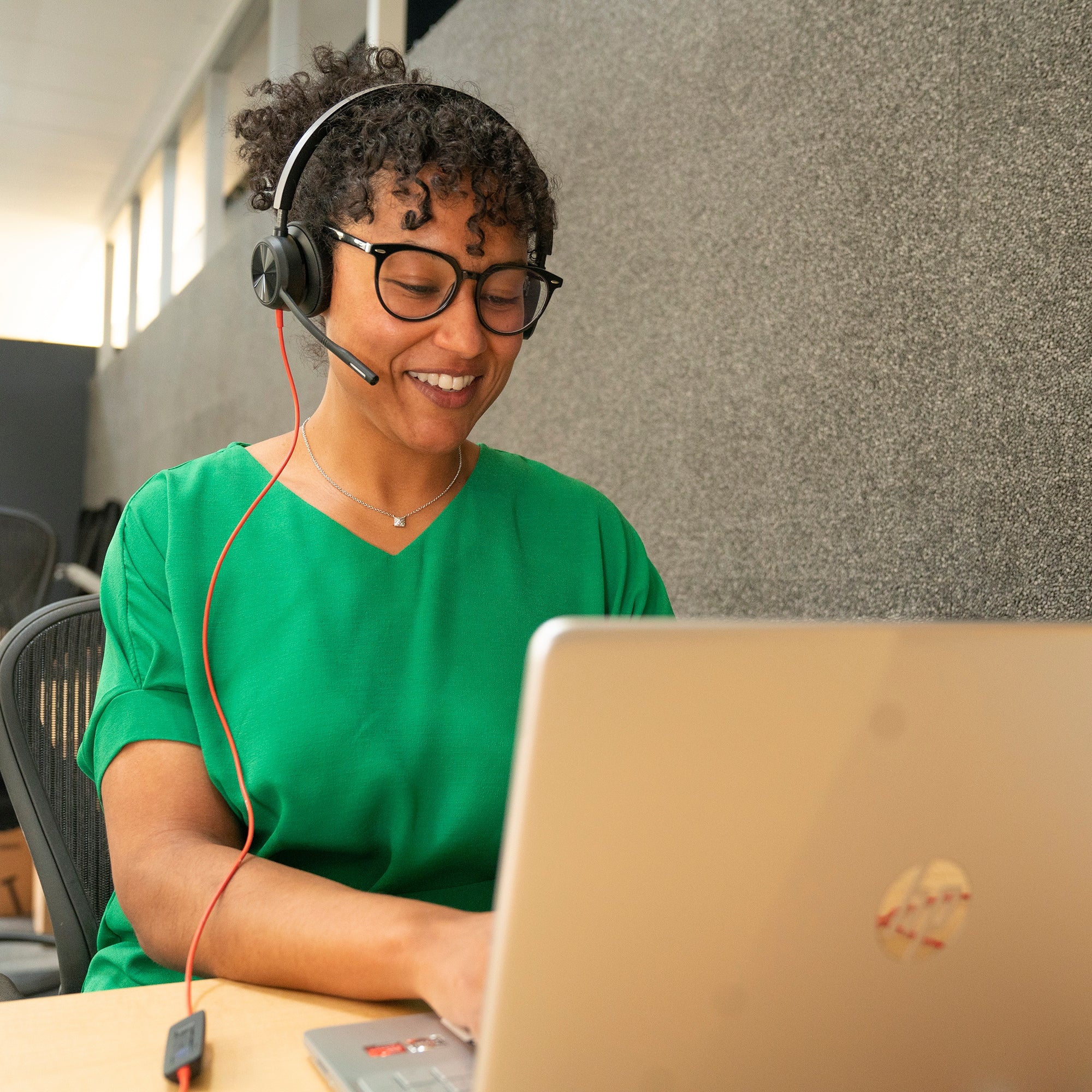 www.electricalstuff.se ElectricalStuff.se POLY Blackwire 8225 Stereo Microsoft Teams Certified USB-C Headset + USB-C/A-ada