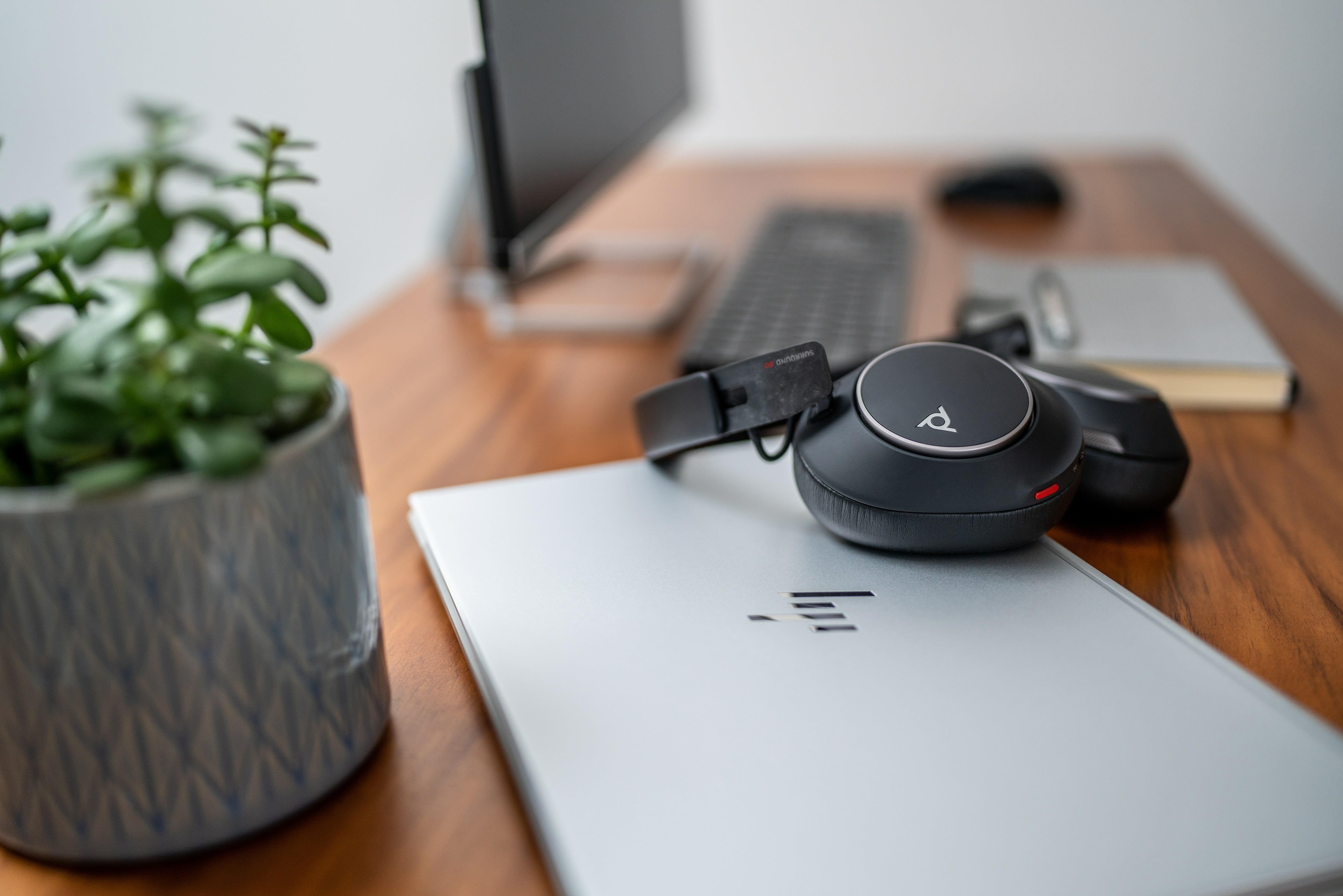 osoft Teams Certified USB-C Headset +USB-C/A-adapter www.electricalstuff.se ElectricalStuff.se POLY Voyager Surround 80 UC