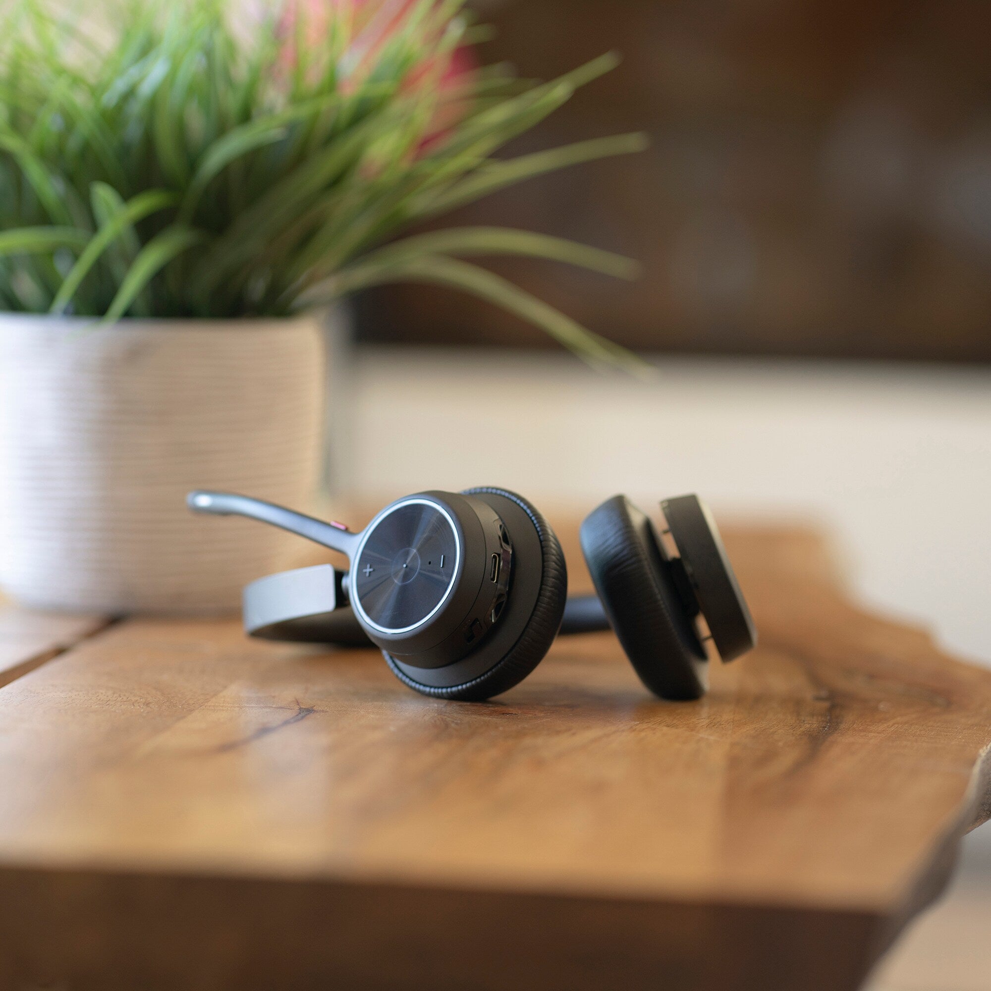 uff.se ElectricalStuff.se POLY Voyager 4320 USB-C Headset + BT700 dongel + laddningsställ POLY 77Z31AA 0197029611611|19702