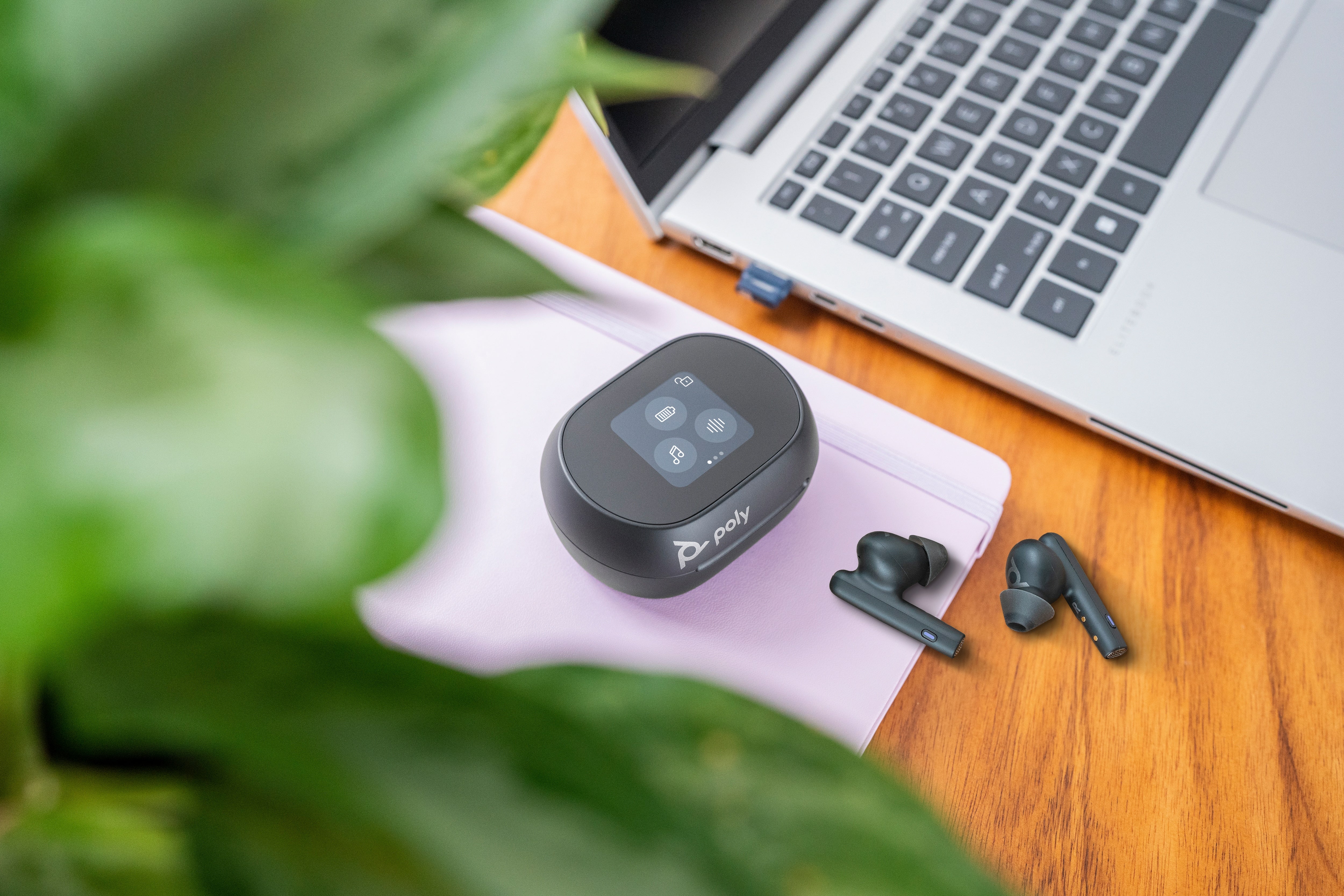 ack Earbuds + BT700 USB-C-adapter + laddningsfodral med pekskärm www.electricalstuff.se ElectricalStuff.se   POLY Voyager Fr