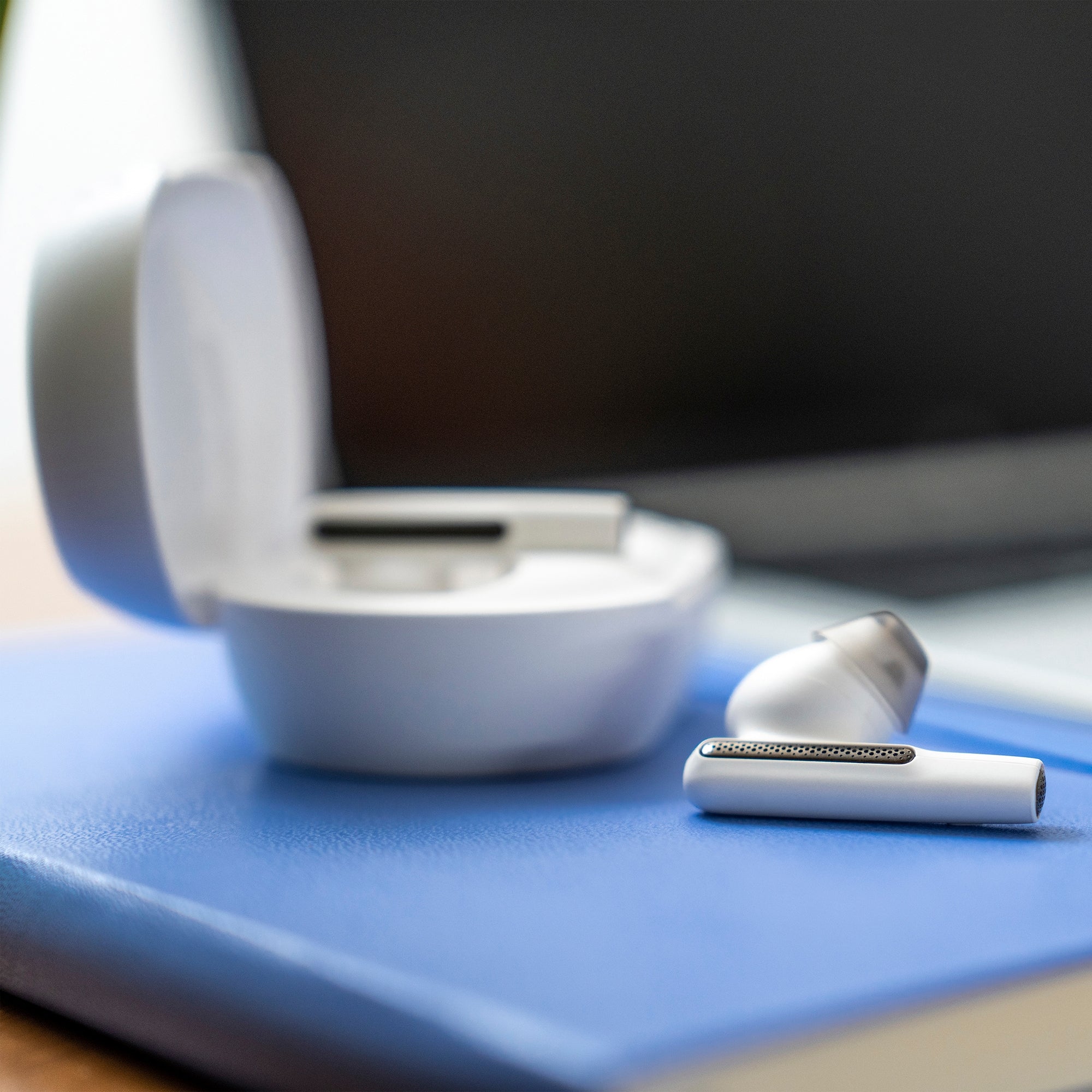  + UC White Sand Earbuds + BT700 USB-A-adapter + laddningsfodral med pekskärm www.electricalstuff.se ElectricalStuff.se   POL