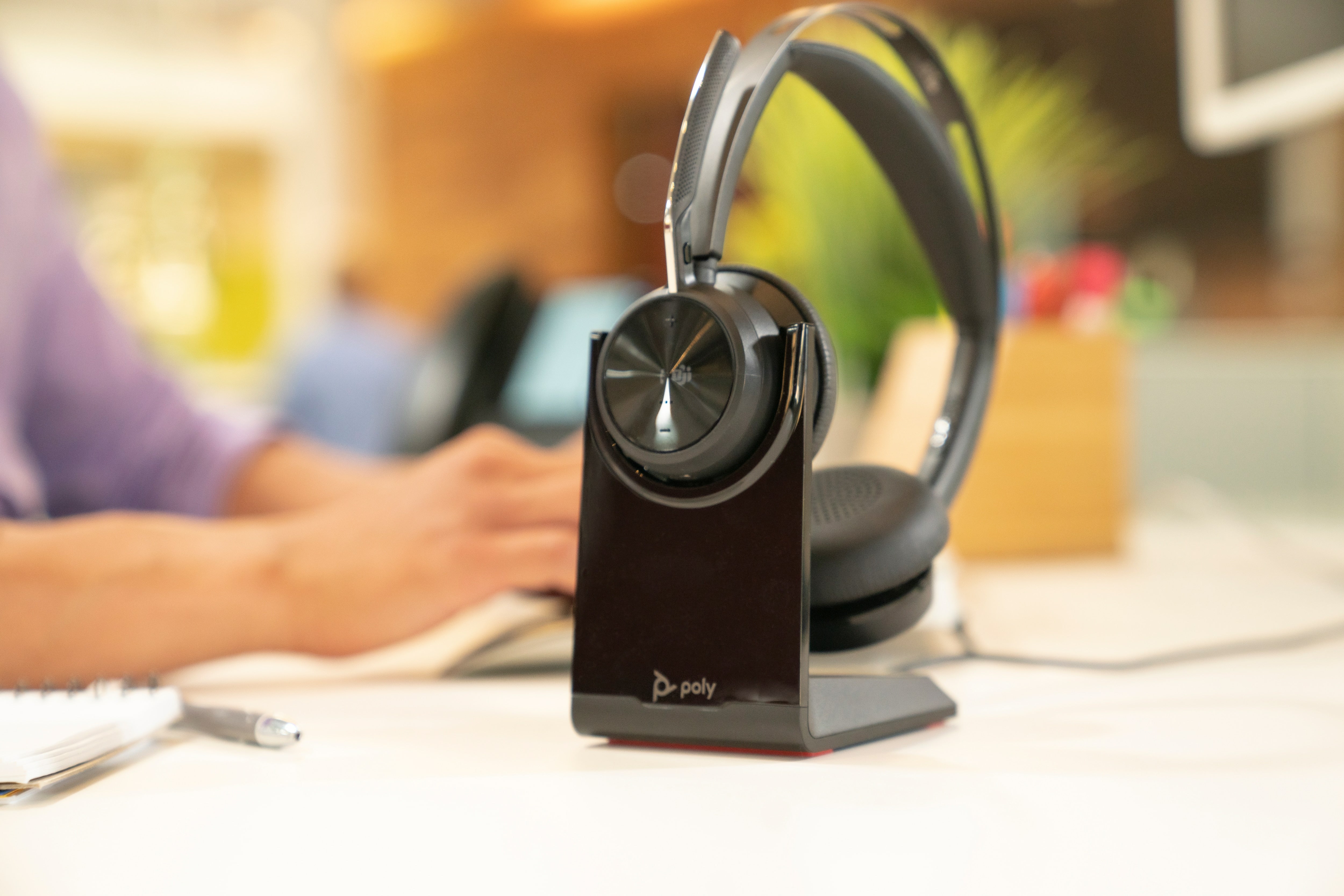  s   Voyager Focus 2 Microsoft Teams Certified USB-C-C Headset +USB-C/A Adapter +Charging Stand www.electricalstuff.se Electr