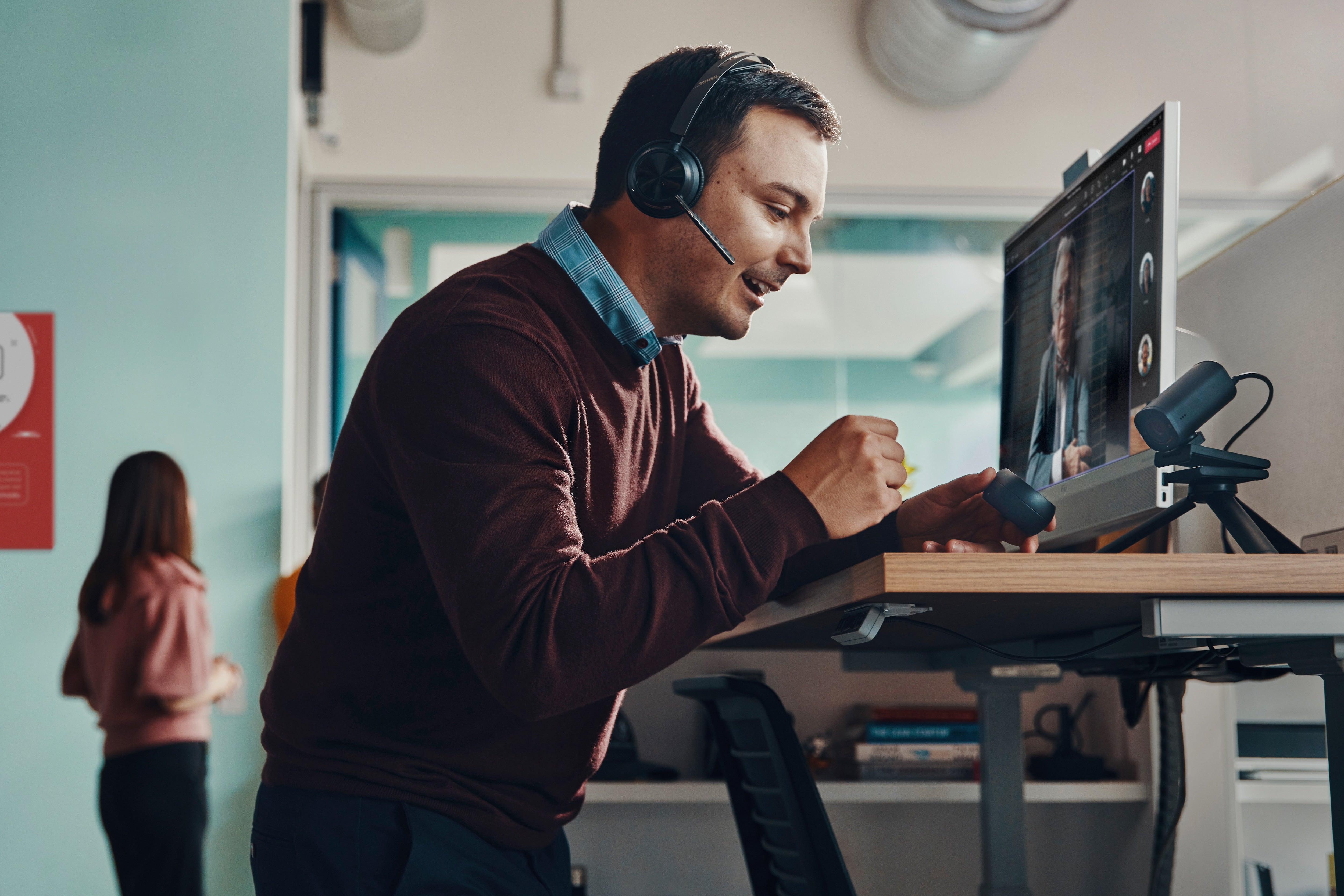  sställ www.electricalstuff.se ElectricalStuff.se   POLY Voyager Focus 2 Microsoft Teams Certified Headset med laddningsställ