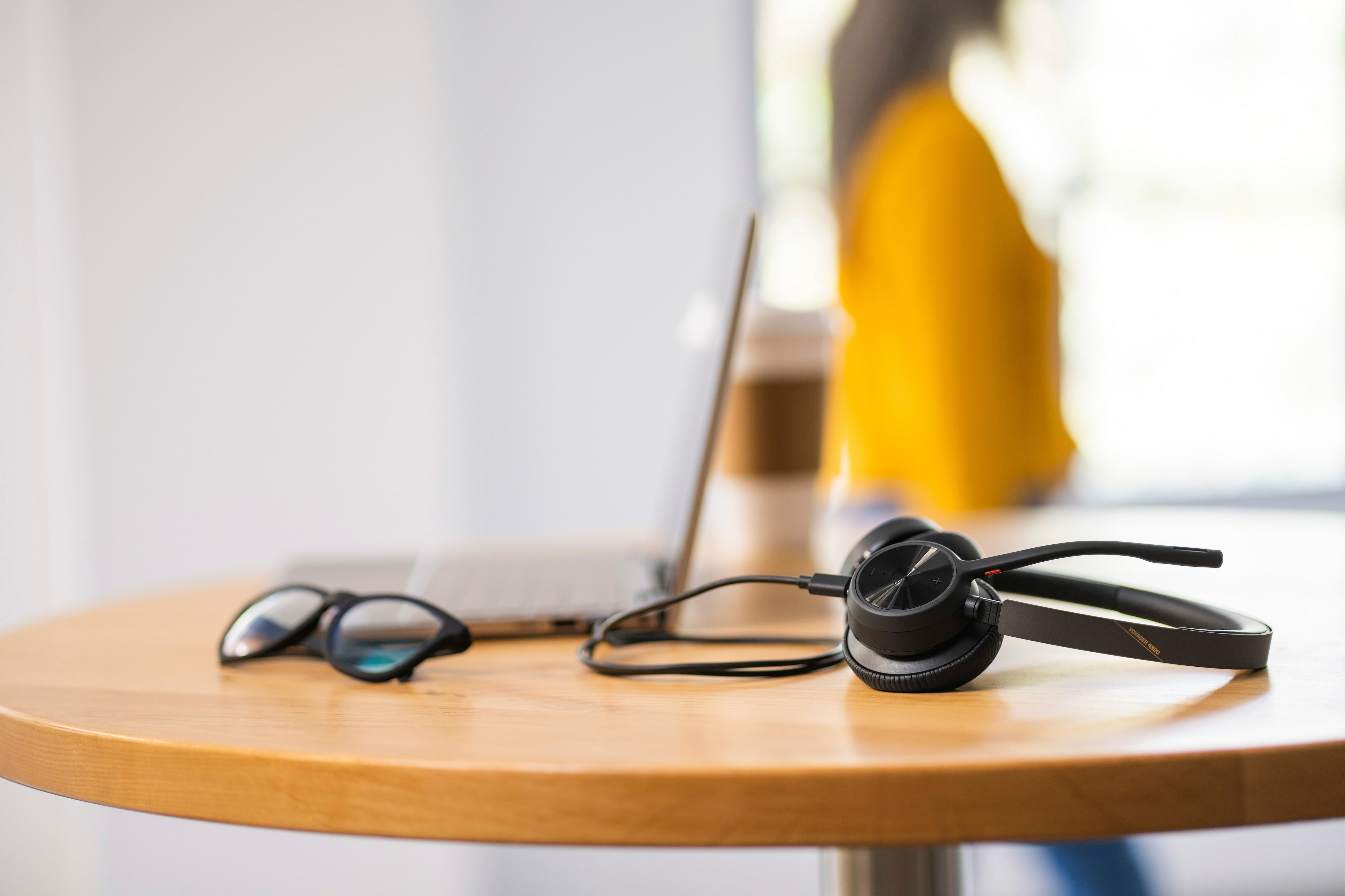  Stuff.se   POLY Voyager 4320 USB-C Headset + BT700 dongel + laddningsställ POLY 77Z31AA 0197029611611|197029611611 Hörlurar 
